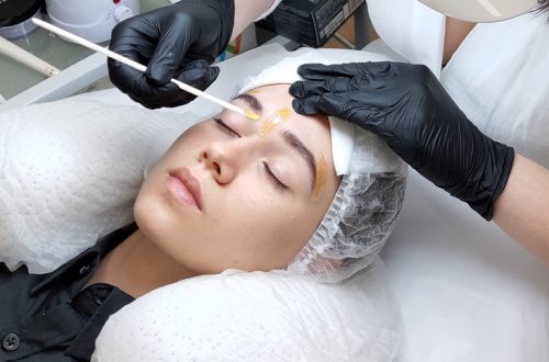 коррекция бровей воском