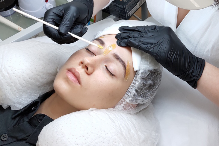 коррекция бровей воском