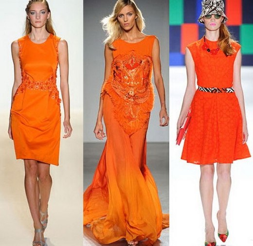Симпатичная брюнетка снимает оранжевое платье